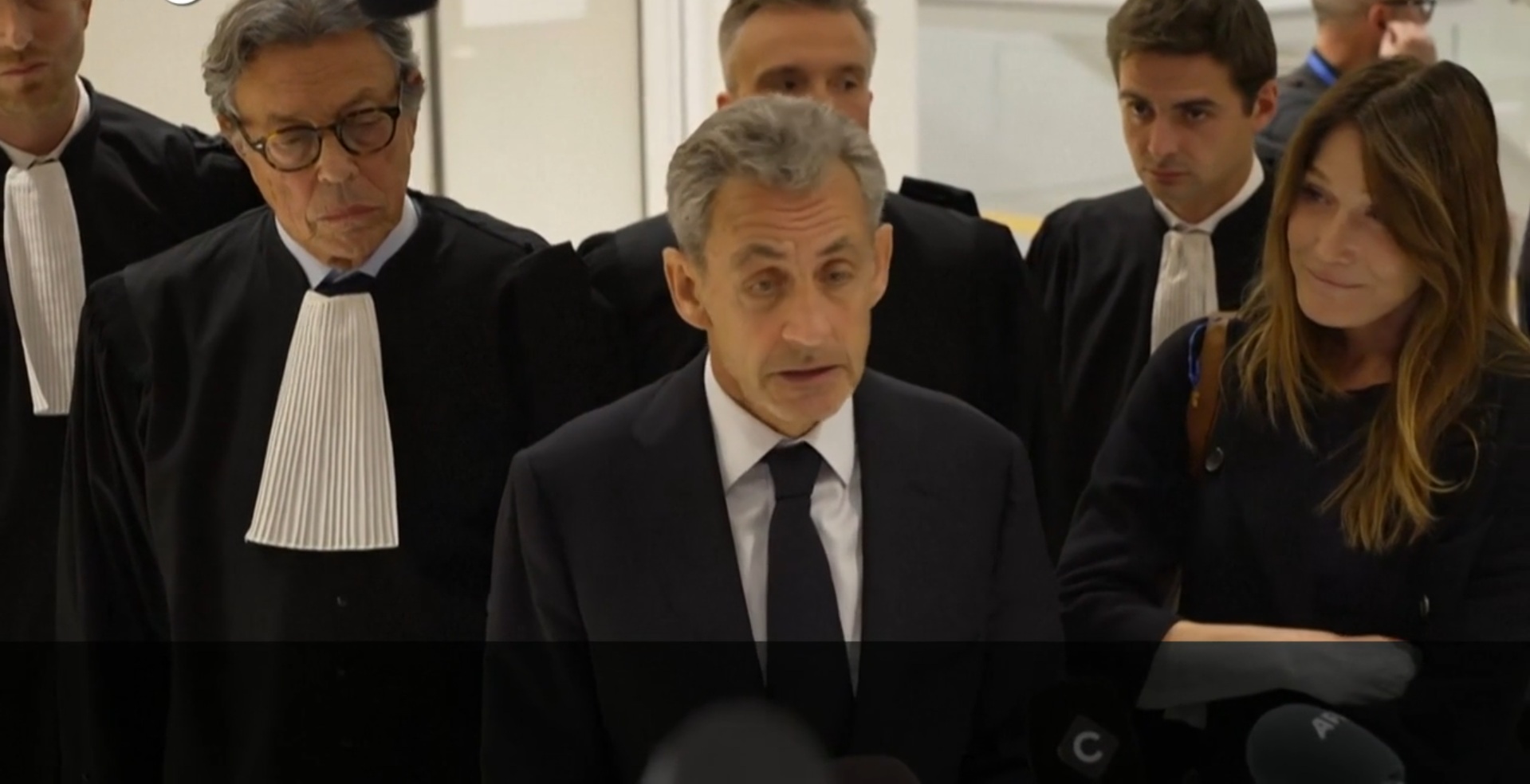 il video di sarkozy dopo la sentenza con accanto carla bruni sono innocente questa ingiustizia 232 uno scandalo