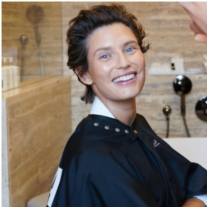 Bianca Balti alla Milano Fashion Week con il nuovo look: i suoi capelli “soft crop” sono già un trend