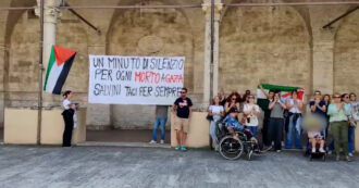 Copertina di Salvini contestato ad Ascoli Piceno con bandiere pro Gaza, il leader della Lega: “Mi fanno un mix di pena e tenerezza”