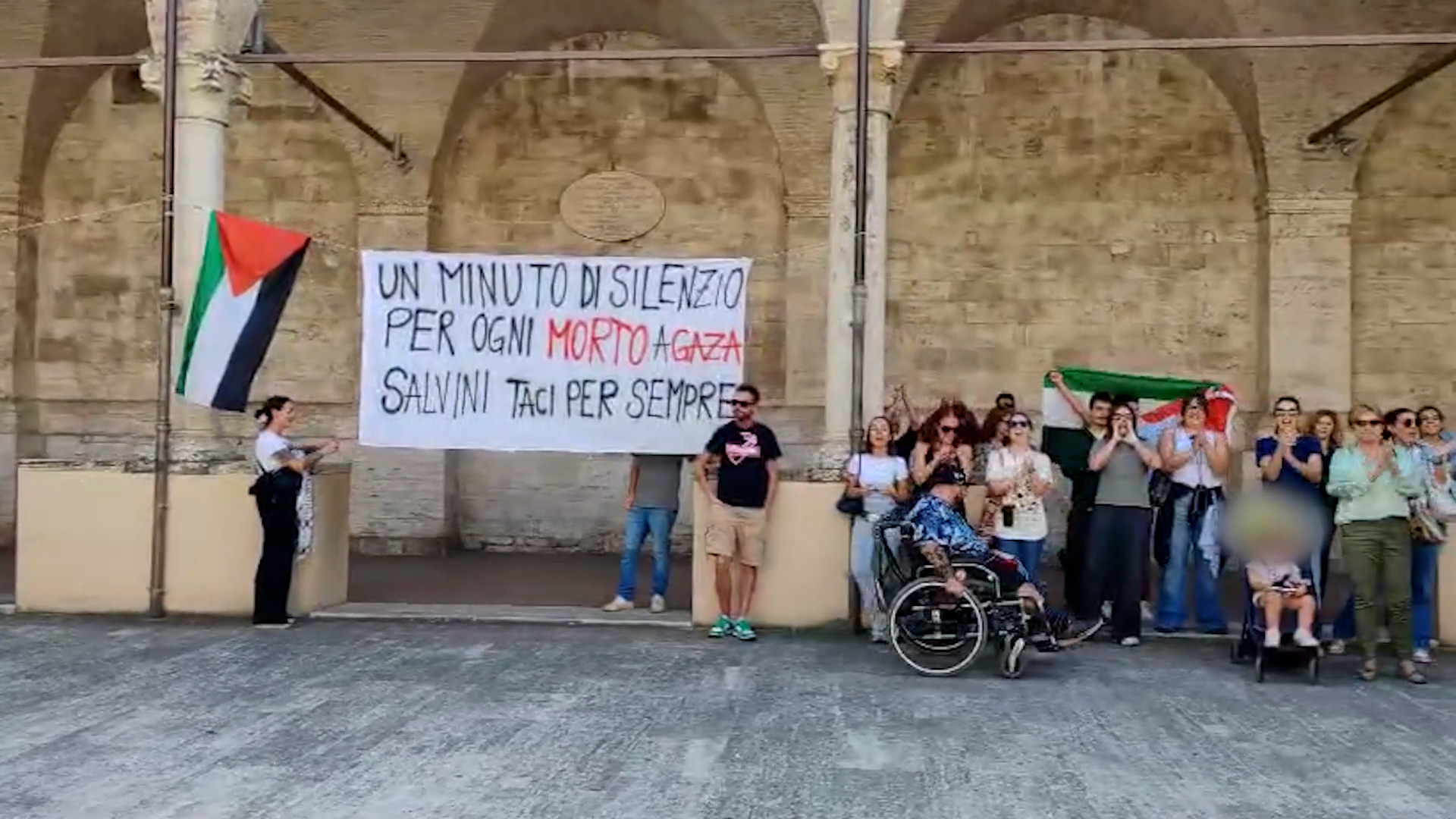 salvini contestato ad ascoli piceno con bandiere pro gaza il leader della lega mi fanno un mix di pena e tenerezza