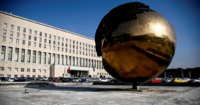 Copertina di Morto alla Farnesina: in 5 a rischio processo