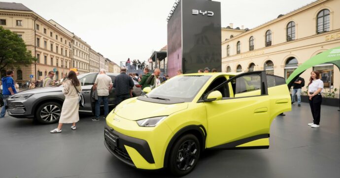 Bruxelles frena le elettriche, la Cina accelera con le ibride