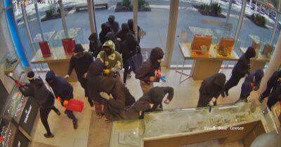 Copertina di 20 uomini assaltano con picconi e pistole una gioielleria e portano via un bottino milionario: le incredibili immagini della rapina da film