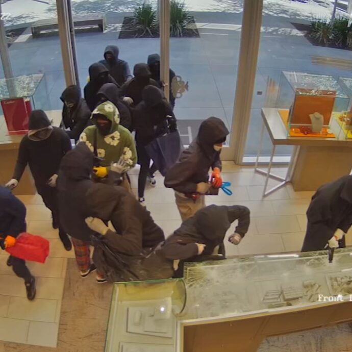 20 uomini assaltano con picconi e pistole una gioielleria e portano via un bottino milionario: le incredibili immagini della rapina da film