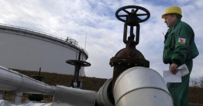 Copertina di La Russia in coda per la benzina: gli attacchi ucraini alle raffinerie stanno lasciando il segno