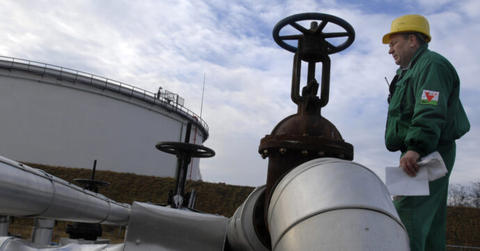 La Russia in coda per la benzina: gli attacchi ucraini alle raffinerie stanno lasciando il segno