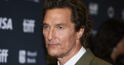 Copertina di “Mio papà è morto mentre faceva sesso con mia mamma e lei ha detto ai soccorritori: ‘Non copritelo, James é Big Jim”: il ricordo sconvolgente di Matthew McConaughey.