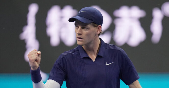 Sinner sperimenta per due set, poi batte De Minaur tra fastidi al gluteo e crampi: a Pechino giocherà la settima finale in stagione
