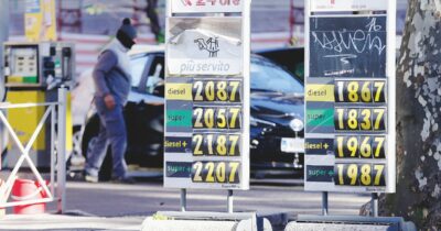 Copertina di Carburanti, multa da 1 miliardo per Eni&C.: “Cartello facilitato da stampa specializzata”