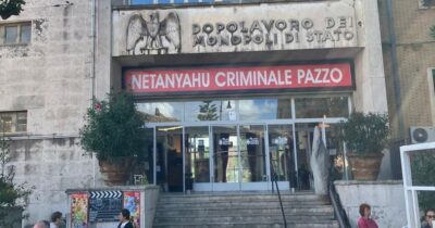 Copertina di “Netanyahu criminale pazzo”: la scritta che compare all’ingresso del cinema Sacher di Nanni Moretti
