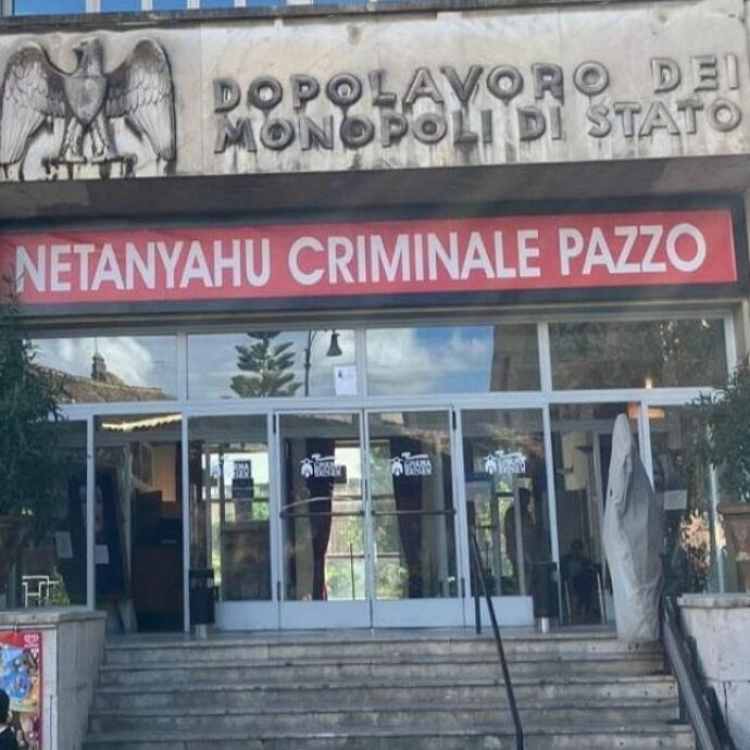 “Netanyahu criminale pazzo”: la scritta che compare all’ingresso del cinema Sacher di Nanni Moretti