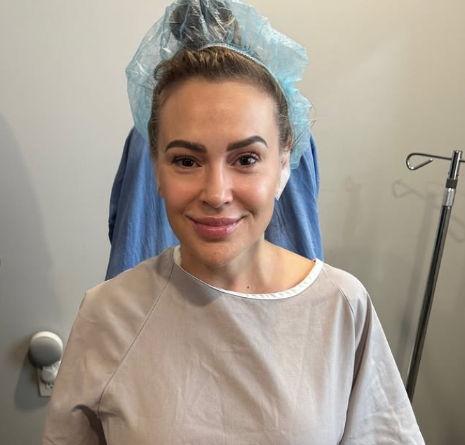 “Mi sentivo sessualizzata, non mi servono più le protesi al seno”: l’annuncio di Alyssa Milano