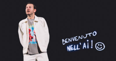 Copertina di “Sto sul ca**o a un sacco di persone, risulto antipatico al più buono di tutti: Fazio. Sanremo? Le mestruazioni della tv”: Alessandro Cattelan ironia e show a Milano