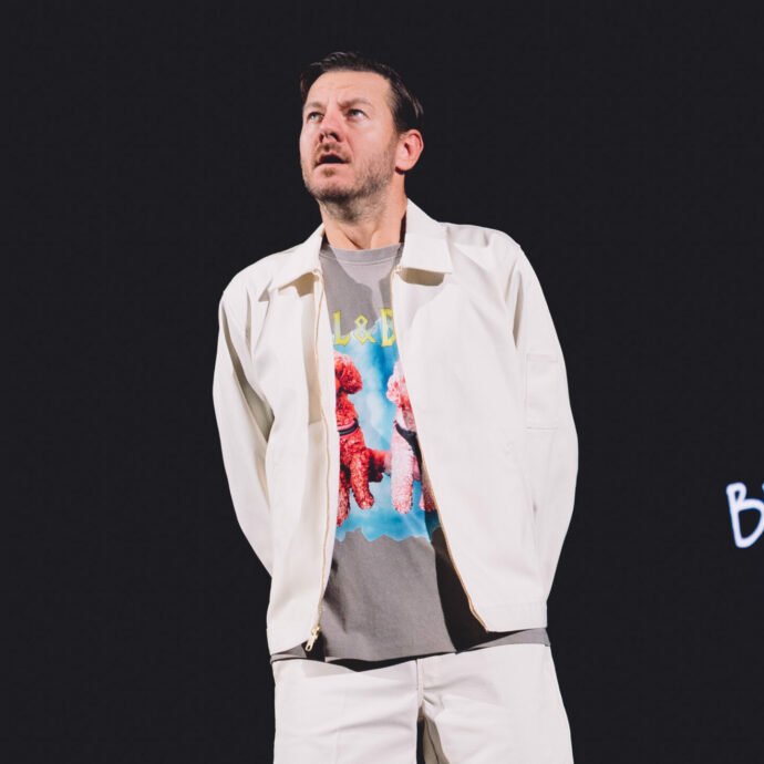 “Sto sul ca**o a un sacco di persone, risulto antipatico al più buono di tutti: Fazio. Sanremo? Le mestruazioni della tv”: Alessandro Cattelan ironia e show a Milano