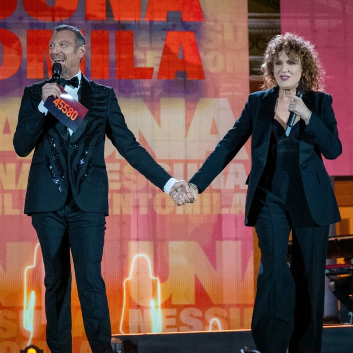 “La paura va sconfitta”: Emma, Elodie, Elisa, Noemi e Fiorella Mannoia contro la violenza sulle donne con “Una Nessuna Centomila” a Napoli – LE FOTO