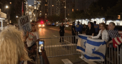 Copertina di Netanyahu a New York, doppia manifestazione davanti al suo hotel: sostenitori di Israele e pro Pal tenuti a distanza da transenne