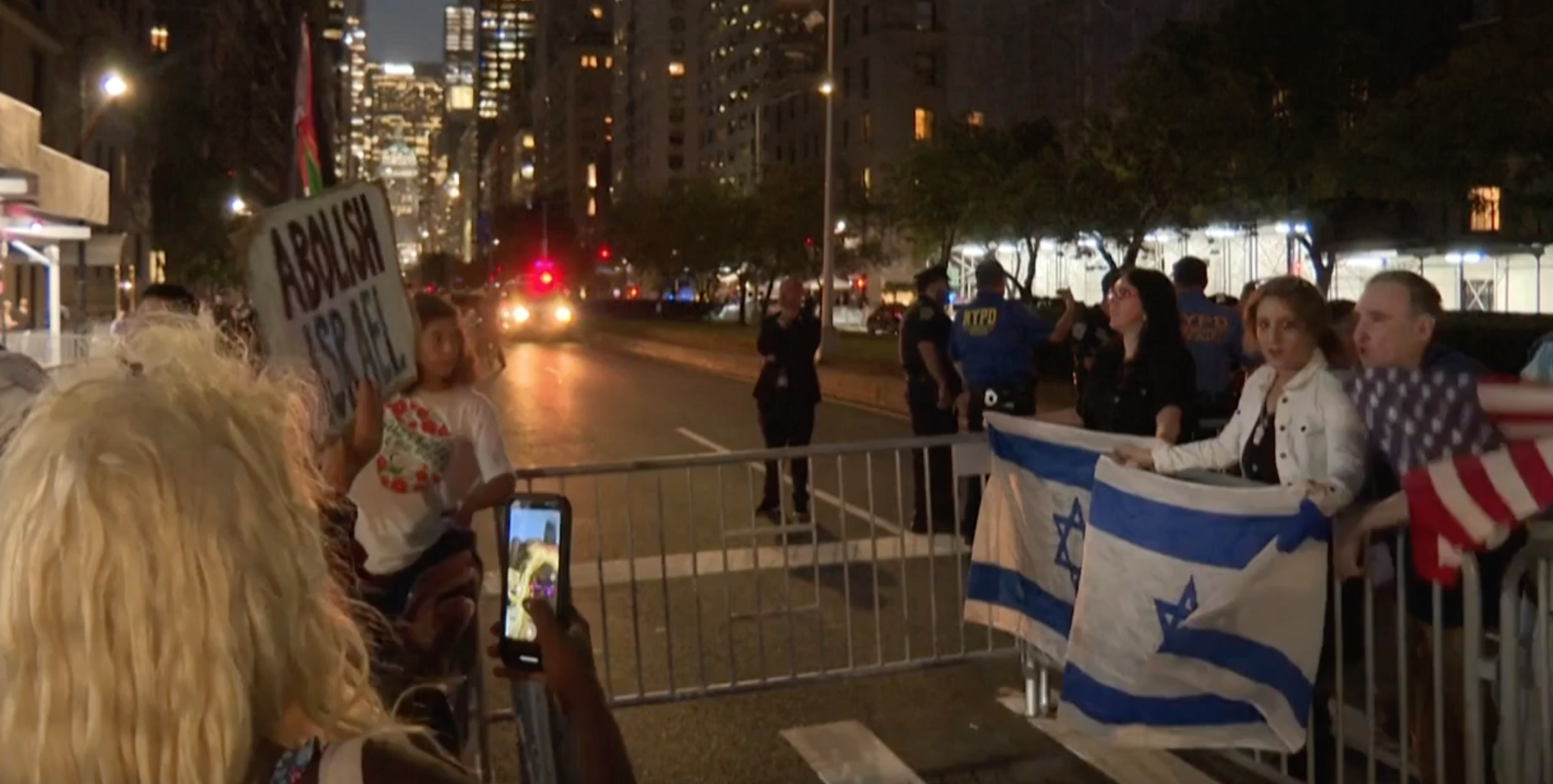 netanyahu a new york doppia manifestazione davanti al suo hotel sostenitori di israele e pro pal tenuti a distanza da transenne