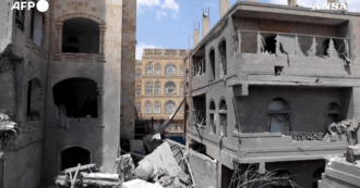 Copertina di Israele bombarda lo Yemen, le macerie nel quartiere della capitale Sana’a dopo i raid – Video