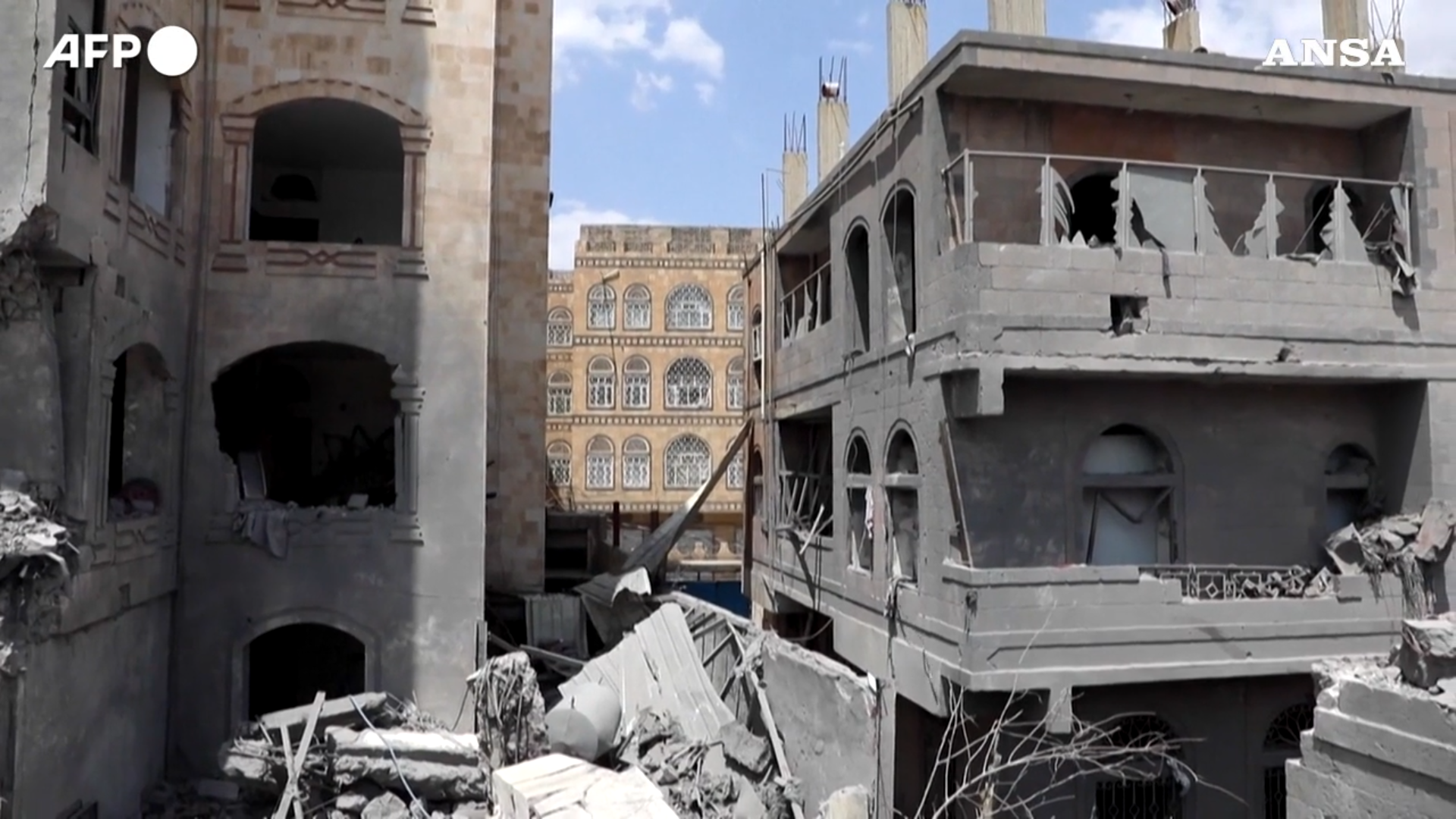 israele bombarda lo yemen le macerie nel quartiere della capitale sana8217a dopo i raid 8211 video