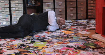 Copertina di Marco Brusadelli nel Guinness dei primati: ha collezionato 113.012 volantini di rave e discoteche