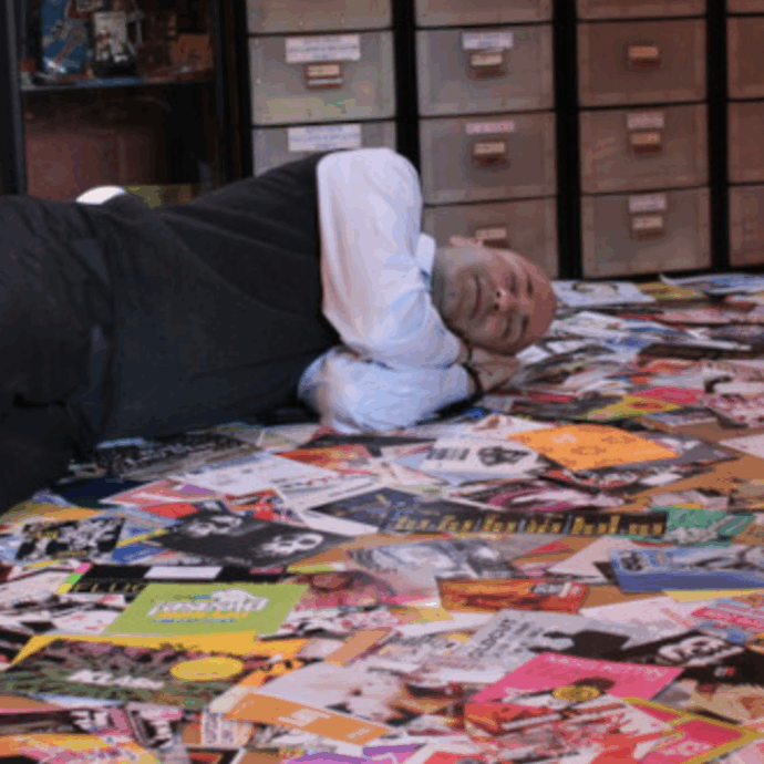 Marco Brusadelli nel Guinness dei primati: ha collezionato 113.012 volantini di rave e discoteche