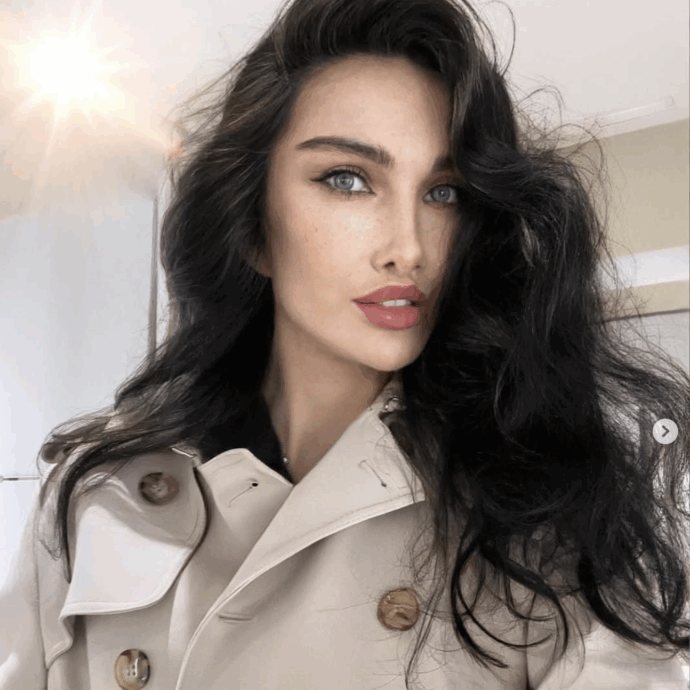 “Mia mamma mi abbandonò in un casale e sparì, ho sofferto di anoressia e bulimia, pesavo 38 chili. Sono rimasta con il viso paralizzato per un filler”: parla Michela Ferrante