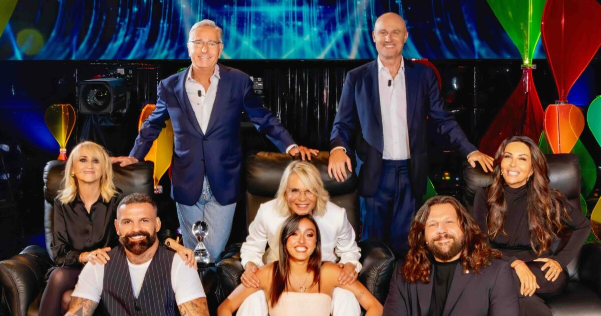 “Tu Si Que Vales” riparte con la novità Paolo Bonolis in giuria con ospiti Ilary Blasi, Simona Ventura e il maestro Peppe Vessicchio: cosa accadrà su Canale 5