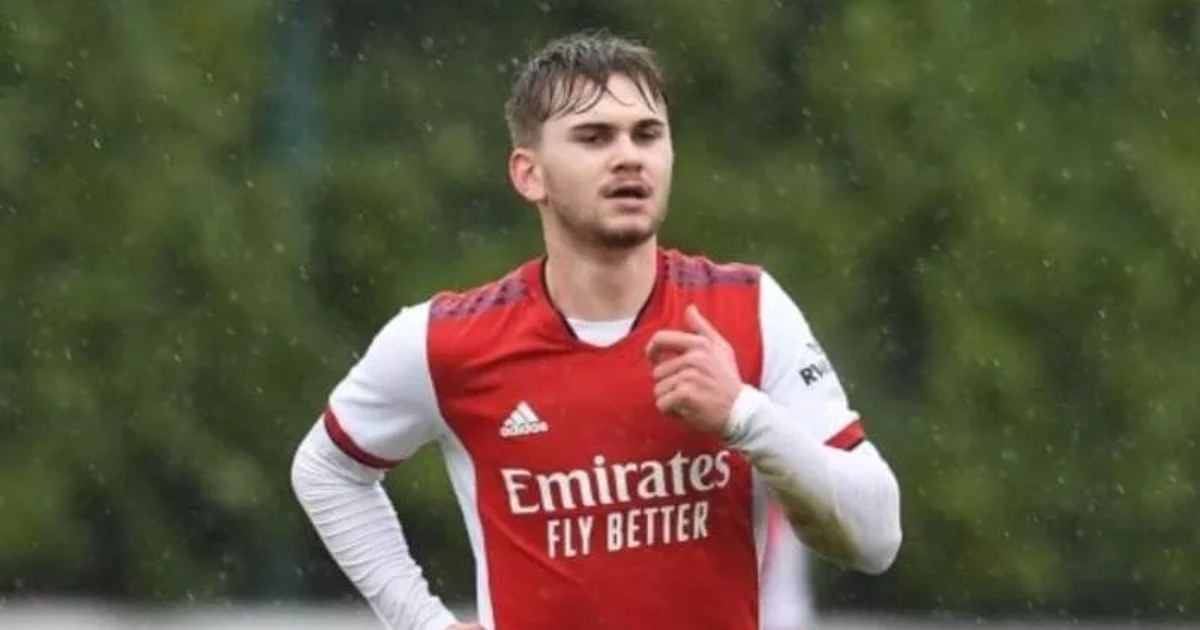 morto billy vigar l8217ex arsenal aveva sbattuto la testa in campo contro un muretto sui social parte la protesta quando li toglierete