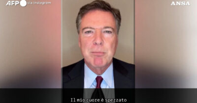 Copertina di Incriminato l’ex capo dell’Fbi che indagò sul Russiagate. Comey: “Non ho paura, sono innocente”. E Trump esulta