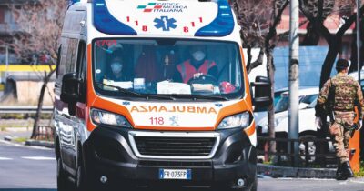 Copertina di Sola con 5mila pazienti “È morta per la fatica”