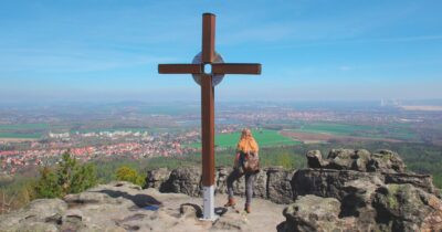 Copertina di In cerca di  Dio  in mezzo ai libri  per trovarlo sempre  ai piedi della croce