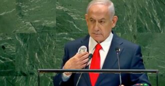 Copertina di Netanyahu all’Onu con un Qr code appuntato sulla giacca: “Per ricordare il 7 ottobre, prendete i cellulari e inquadratelo”