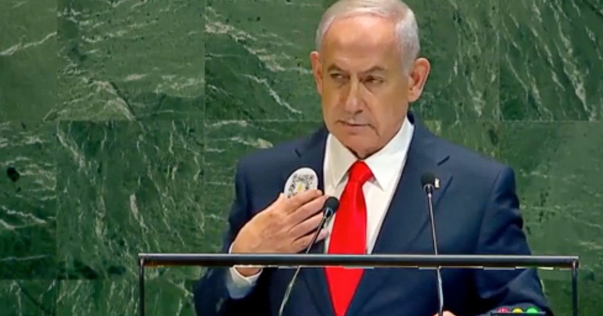 Netanyahu all’Onu con un Qr code appuntato sulla giacca: “Per ricordare il 7 ottobre, prendete i cellulari e inquadratelo”