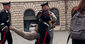 Copertina di Protesta per Gaza a Montecitorio, Ultima generazione tenta di incatenarsi all’ingresso: attivisti allontanati di peso