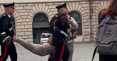 Copertina di Protesta per Gaza a Montecitorio, Ultima generazione tenta di incatenarsi all’ingresso: attivisti allontanati di peso