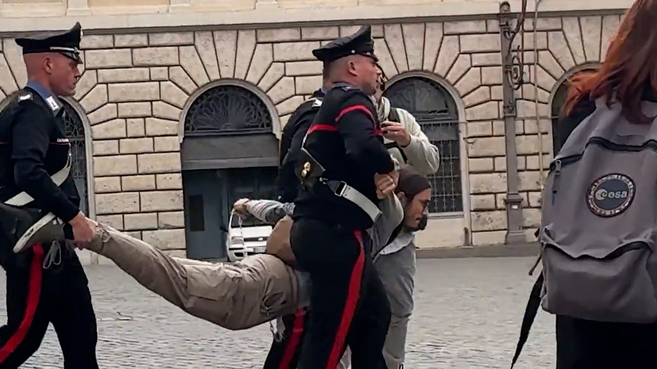 Protesta per Gaza a Montecitorio, Ultima generazione tenta di incatenarsi all’ingresso: attivisti allontanati di peso
