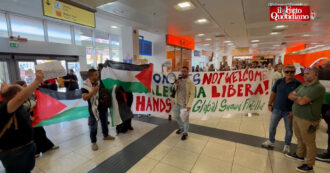 Copertina di Blitz degli attivisti pro Palestina all’aeroporto di Napoli: la protesta contro l’arrivo di turisti israeliani – Video