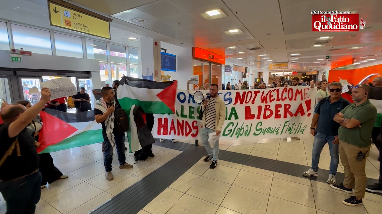 blitz degli attivisti pro palestina all8217aeroporto di napoli la protesta contro l8217arrivo di turisti israeliani 8211 video