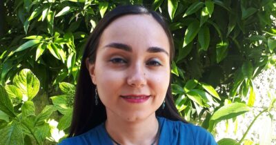 Copertina di I famigliari di Maddalena Carta, la dottoressa di famiglia morta a 38 anni: “Il sovraccarico di lavoro corrode anche una persona forte”