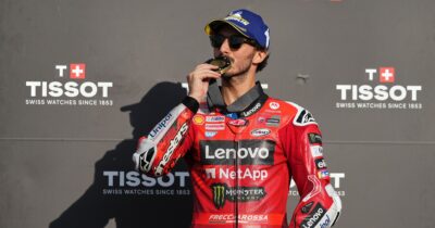 Copertina di Ducati dà retta a Bagnaia e lui torna a vincere: è primo nella sprint di Motegi. Secondo Marquez, a un passo dal titolo