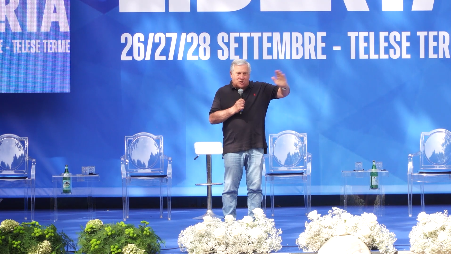 Tajani si difende: “Critiche per i balli? Solo da chi fa tv a senso unico, Battisti fa parte del pantheon di Forza Italia”