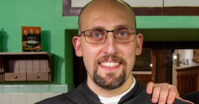 Copertina di “Ho preso i voti a 32 anni, la mia famiglia l’ha presa male. Se il voto di castità è superato? Io sono all’antica”: così Don Salvatore di “Le ricette del convento”