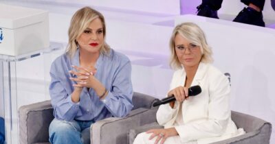 Copertina di Amici 2025 apre le porte ai nuovi studenti tra cantanti e ballerini: ecco tutte le novità su Canale 5