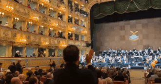 Copertina di Fenice di Venezia, dal palco la richiesta di rimuovere la direttrice Venezi. La reazione del pubblico: applausi e standing ovation