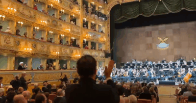 Copertina di Fenice di Venezia, dal palco la richiesta di rimuovere la direttrice Venezi. La reazione del pubblico: applausi e standing ovation
