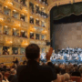 Copertina di Fenice di Venezia, dal palco la richiesta di revoca per la direttrice Venezi: “La musica non ha colore”. Dal pubblico applausi e standing ovation