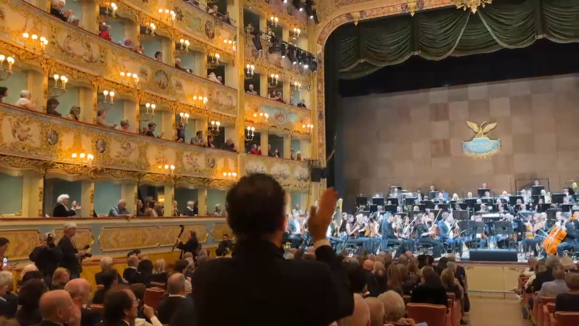 Fenice di Venezia, dal palco la richiesta di revoca per la direttrice Venezi: “La musica non ha colore”. Dal pubblico applausi e standing ovation