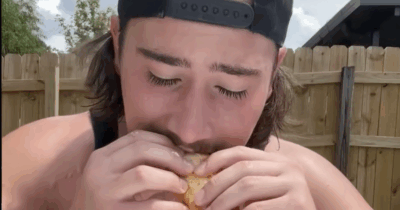 Copertina di “Ho mangiato il cibo più puzzolente del mondo e ci sono volute tre docce per liberarmi dall’odore”: il tiktoker James Ellingsworth con i conati di vomito