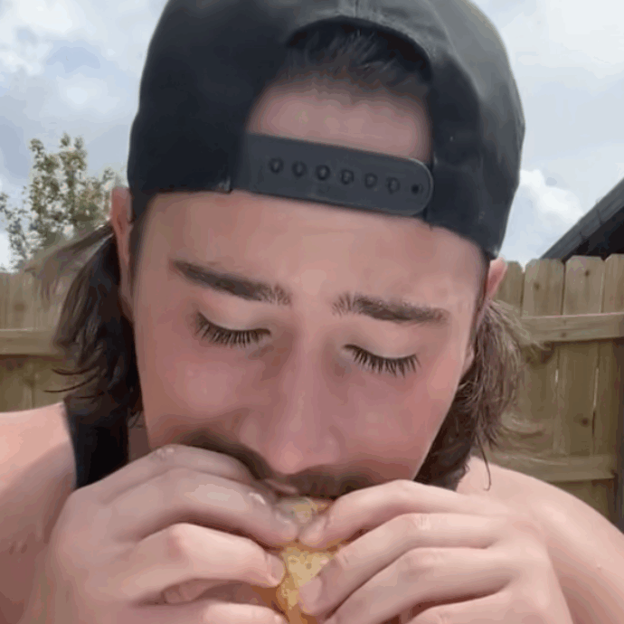 “Ho mangiato il cibo più puzzolente del mondo e ci sono volute tre docce per liberarmi dall’odore”: il tiktoker James Ellingsworth con i conati di vomito