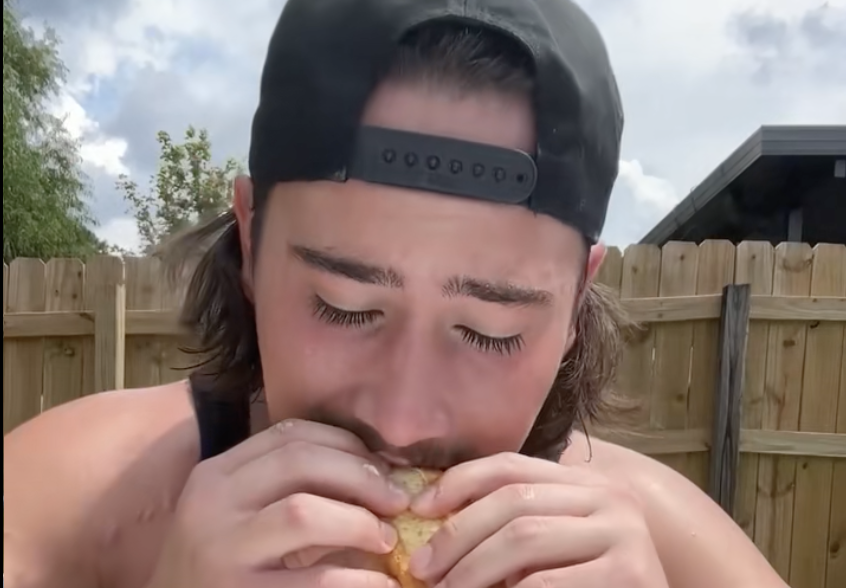 ho mangiato il cibo pi249 puzzolente del mondo e ci sono volute tre docce per liberarmi dall8217odore il tiktoker james ellingsworth con i conati di vomito